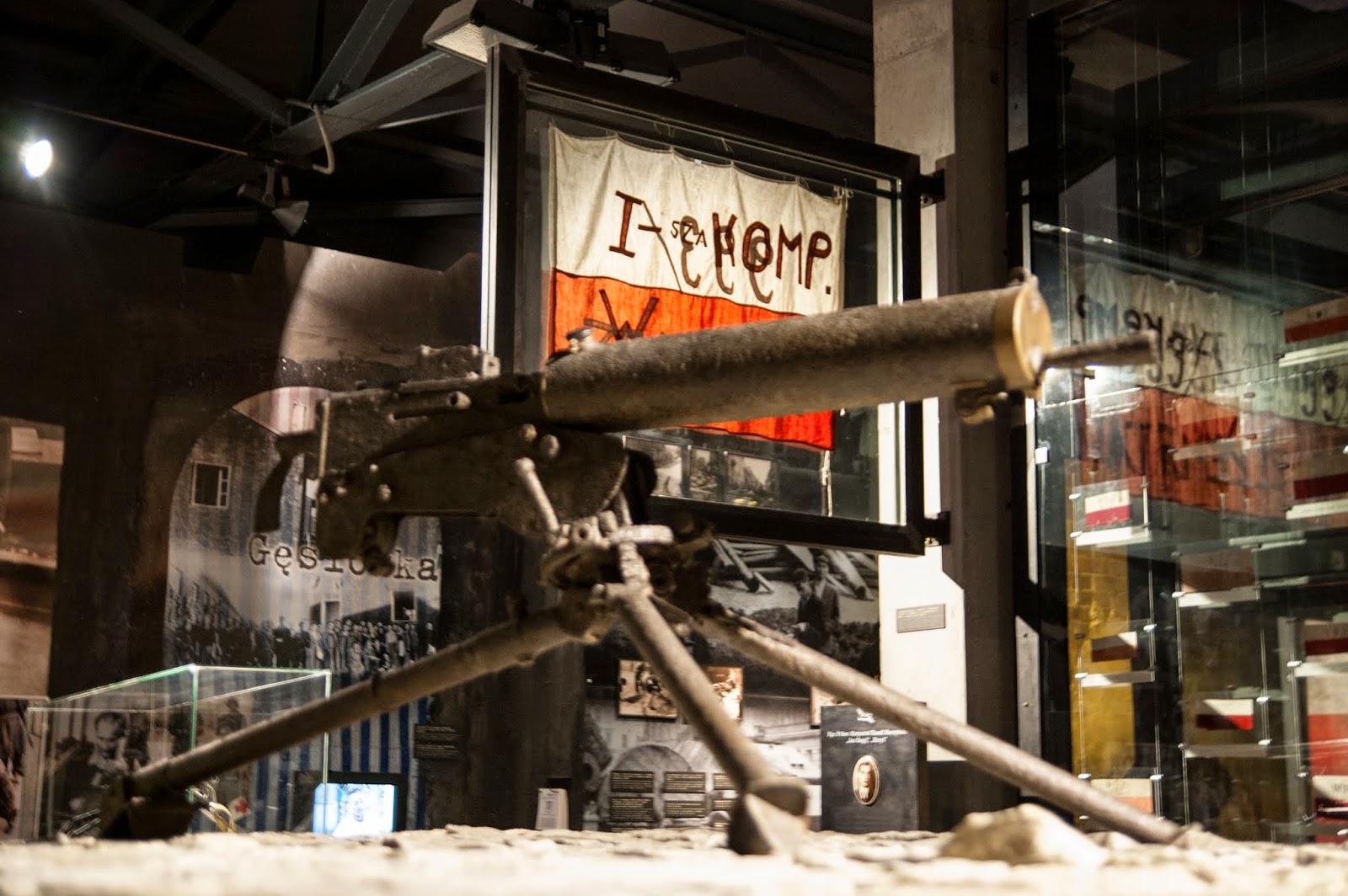 TRZY WŁÓCZYKIJE: Muzeum Powstania Warszawskiego