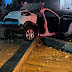 Carro derruba poste e passageiro morre em grave acidente na capital