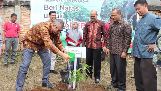 Beri Nafas Untuk Masa Depan, Wali Kota Payakumbuh Tanam Pohon di SMKN 2