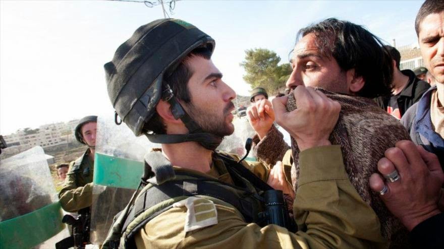  Militares israelíes cargan contra manifestación pacífica de palestinos