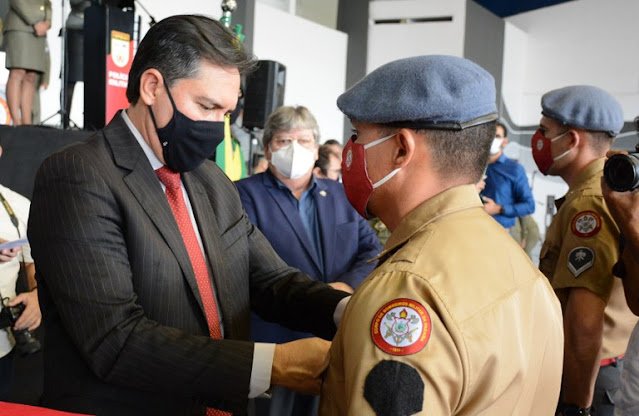 João Azevêdo prestigia formatura de novos policiais e bombeiros