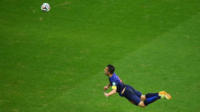 Teknik menyundul bola sambil melayang menjatuhkan badan