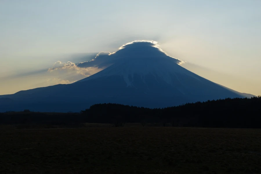 富士山にかかる笠雲と光芒～朝霧高原（静岡）から