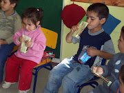 Los niños felices reciben sus regalos y colaciones