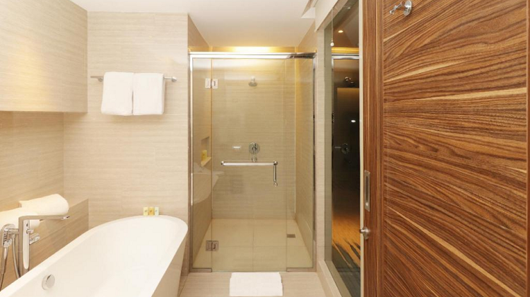 Swiss Belhotel Cirebon Bathtub