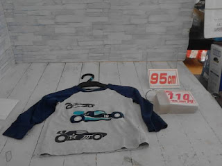 中古品　子供服　９５ｃｍ　スポーツカープリント　長袖Ｔシャツ　１１０円