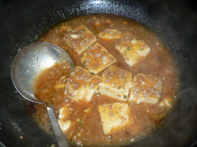 豆腐を煮こむ
