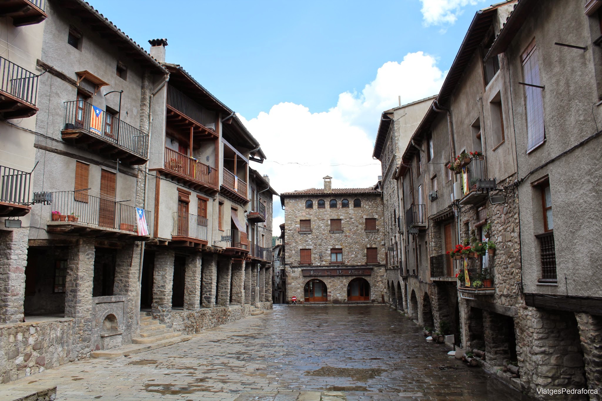 Plaça Porxada de Bagà Alt Berguedà Galceran de Pinós