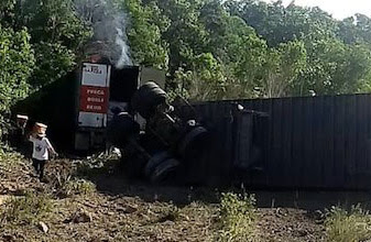 Rapiña y tragedia: Dos muertos en carretera Tulum-FCP mientras gente roba carga de accidentado