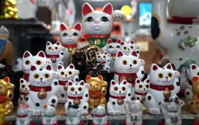 O Maneki-neko, também conhecido como gato da sorte ou gato da fortuna, é uma escultura popular japonesa que supostamente traz boa sorte ao seu dono. Na China ele é conhecido como Zhaocai Mao.