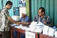 Pemilih mendapat Surat suara dari KPPS