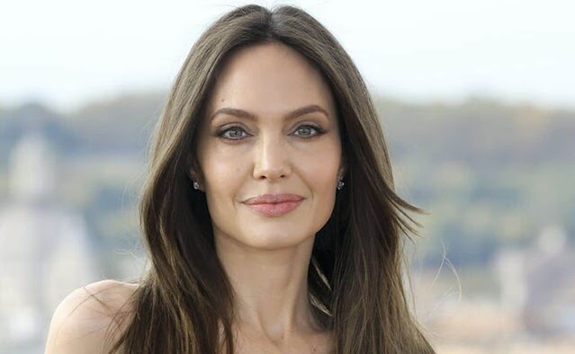 This is what Angelina Jolie looked like in her first role when she was 6 years old