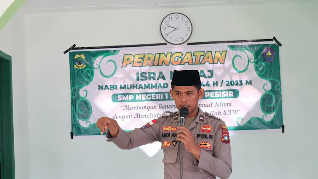 Personil Polres Lingga Mengisi Tausiah pada Acara Isra’ Mi’raj di SMPN 1 Singkep Pesisir