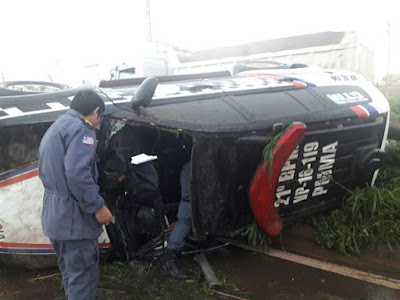   Policial fica preso nas ferragens de viatura após capotamento na BR-135 no Maranhão 