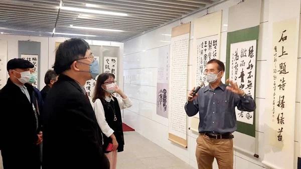 ▲明道大學中華文化傳播系師生聯展，蘇英田老師導覽書法作品。（圖／明道大學提供）