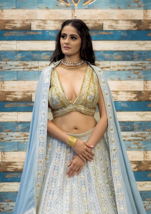 Ayesha Singh cleavage navel sai ghum hain kisikey pyaar