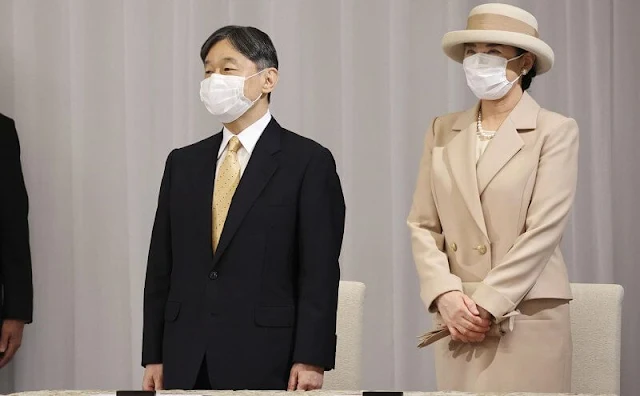 Empress Masako wore a cream wool blazer and skirt suit. Beige leather pumps. Pearl diamond earrings, pearls necklace