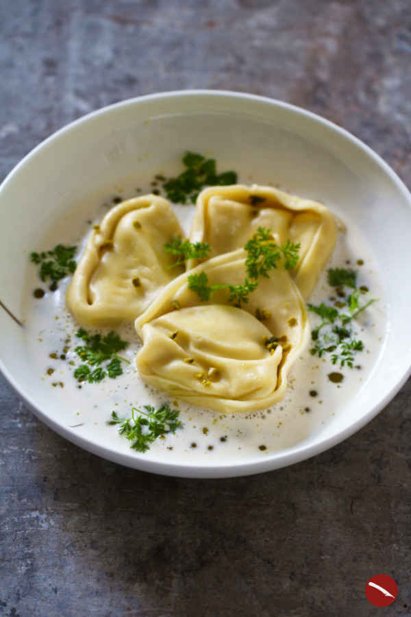 In diesem Rezept räkeln sich Tortelloni mit Ricotta-Mortadella-Füllung in einer Reduktion aus Hühnerbrühe und Milch mit Pistazien und Kerbel-Öl #arthurstochterkocht #foodblog #pasta #teigtaschen #tortellini #tortelloni #lasagne #ravioli #mortadella #italienische_küche #italienisch_kochen #ricotta #olivenöl