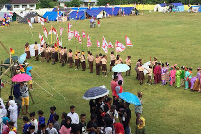 Ambon, Malukupost.com - Pertunjukan seni budaya daerah Maluku menyemarakkan penutupan kegiatan Jambore Gerakan Pramuka Kwartir Ranting Pulau Haruku, Kwarcab Maluku Tengah, Kwarda Maluku, di Desa Pelauw, Kabupaten Maluku Tengah, Jumat (26/1) malam. Digelar di Lapangan Hijau Desa Pelauw, Kecamatan Pulau Haruku, pertunjukan seni budaya, berupa tari-tarian tradisional ditampilkan oleh para anggota Penggalang Gerakan Pramuka dari Kabupaten Maluku Tengah dan Seram Bagian Barat (SBB). Di bawah penerangan sinar bulan, mereka menampilkan sejumlah tarian, seperti maku-maku, dansa tali, tari obor, sawat, cakalele dan lainnya.