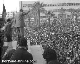 عبد الناصر وسط ميدان المسلة فى بورسعيد 1956