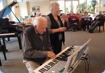 Rob setting-up the Yamaha PSR-3000 for Barbara Powell to play. Photo courtesy of Dennis Lyons.