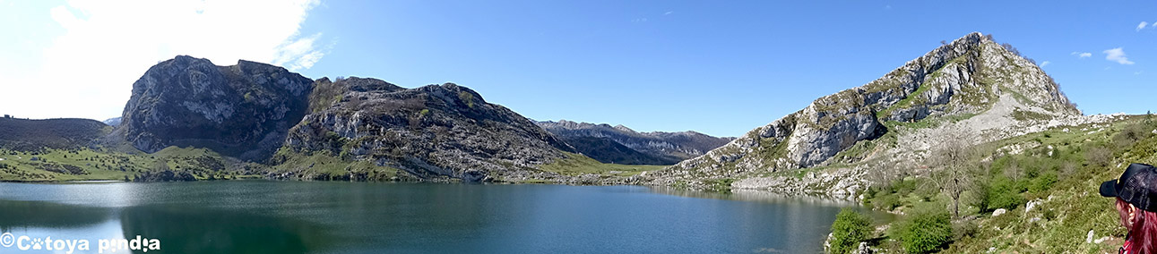 Panorámica del Lago Enol en los Lagos de Covagonda.