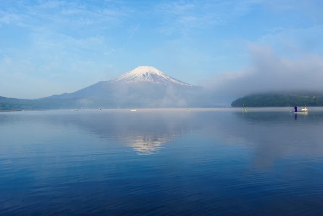 晴れゆく霧と富士山～山中湖平野