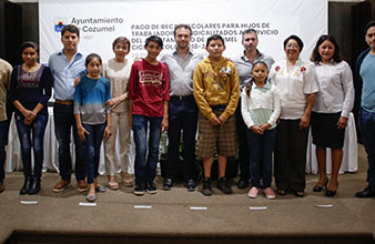 Entrega Pedro Joaquín becas a hijos de personal sindicalizado del Ayuntamiento de Cozumel