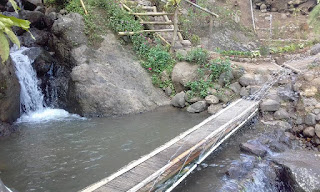 Bendungan kecil dari aliran air curug cipanaruban