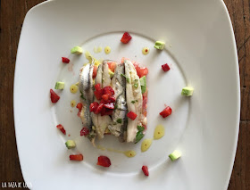 ensalada-de-boquerones-con-aguacate-y-fresas