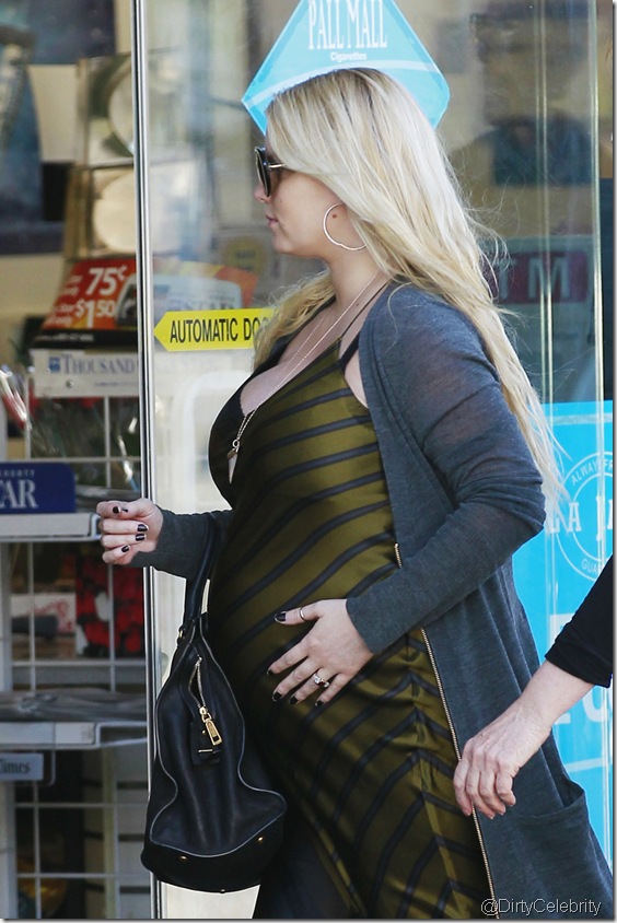 jessica-simpson-preggo-boobs-5