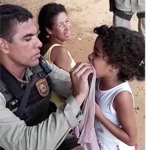 Vídeo: Menina pede para policial militar arrancar dente de leite em Pirajá