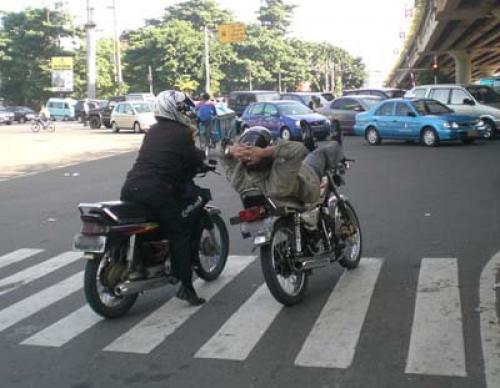 Foto Gokil Pengendara Sepeda Motor Di Indonesia