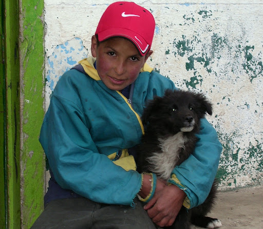 Niño abrazando su perro carretera trasandina de Chachopo a Apartaderos estado Mérida Venezuela