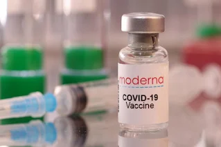 Um frasco rotulado "Moderna COVID-19 Vaccine" é visto nesta ilustração tirada em 16 de janeiro de 2022. Foto: Reuters / DADO RUVIC