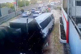 VIDEO | Momento exacto en que patana impacta guagua de pasajeros en Quita Sueño