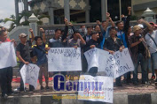 Puluhan Aktivis Jember Gelar Aksi Atas Maraknya Jalan Rusak