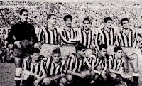 CLUB ATLÉTICO DE MADRID - Madrid, España - Temporada 1955-56 - Pazos, Martín, Silva, Lorenzo, Méndez y Verde; Miguel, Molina, Escudero, Agustín y Collar - ATLÉTICO DE MADRID 6 (Molina 2, Agustín 2 y Escudero 2), CULTURAL LEONESA 1 (Vallejo) - 20/11/1955 - Liga de 1ª División, jornada 11 - Madrid, estadio Metropolitano - El Atlético fue 5º en la Liga. Antonio Barrios era el entrenador