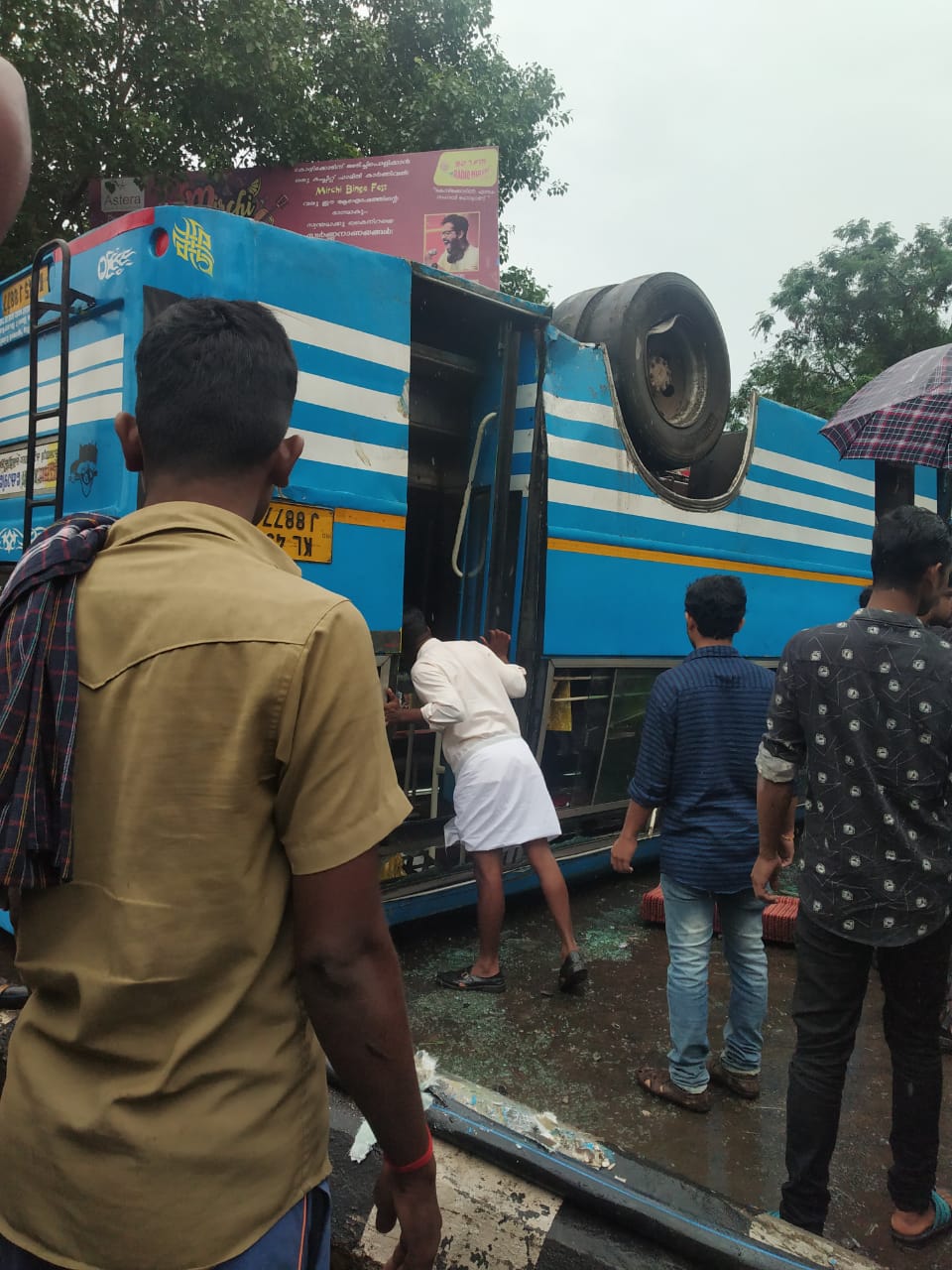 തൊണ്ടയാട് സിഗ്നലിന് സമീപം  ബസ് തലകീഴായി മറിഞ്ഞു നിരവധി പേർക്ക് പരിക്ക് 