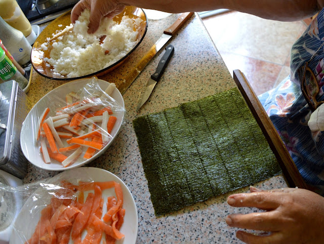 Marokanka przyrządza… sushi z łososiem i surimi