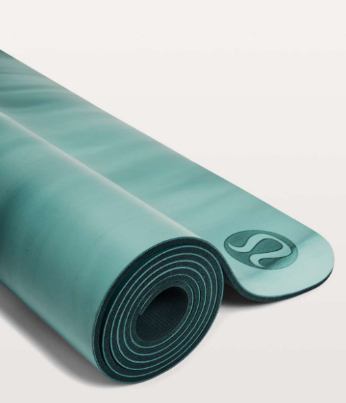 Lululemon: A reversible yoga mat Well-known as a manufacturer of sportswear for women with beautiful designs, Lululemon also provides yoga mats! The uniqueness of the Lululemon yoga mattress is that you can use both sides of the mattress (reversible). These two sides share the same ingredients and features. This is of course very helpful for those of you who often forget to clean your yoga mat. You simply turn the mat over and use the other side.