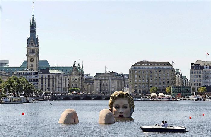 Sculpture Of Giant Woman Presented In Hamburg