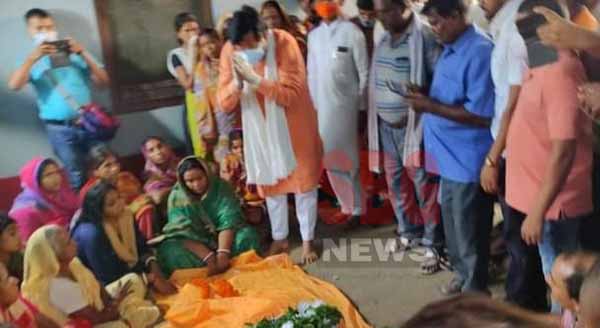 Hearing the news of former Rajmahal MLA Arun Mandal, present MLA Anant Ojha reached his village.