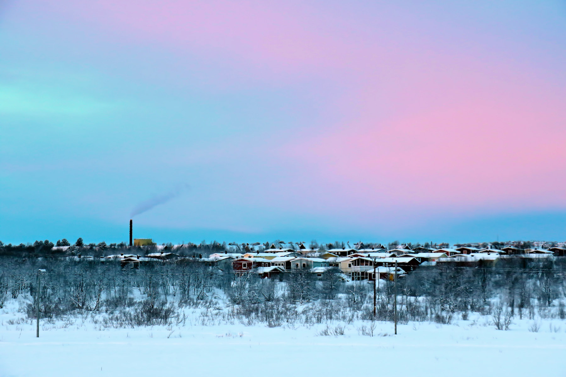 Una xemeneia fumejant a Kiruna (Suècia)