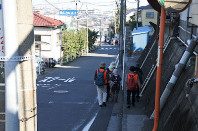 住宅地を歩く