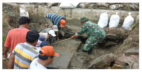 TNI turut serta Perbaiki Irigasi Pengairan di Desa Bogak 