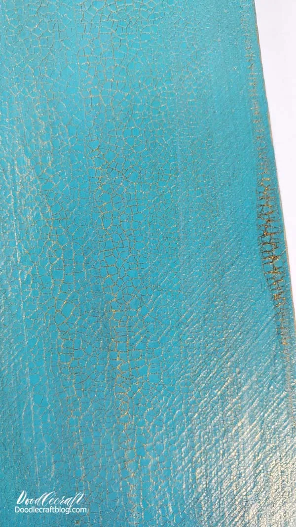 Look how amazing a close up of the crackle finish looks on the frame!   I love the gold peeking through the aqua.   This has got to be one of my absolute favorite color combos.