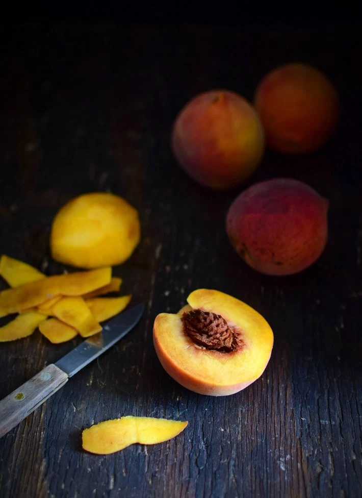 Fotografía de alimentos: duraznos en clave baja y luz lateral