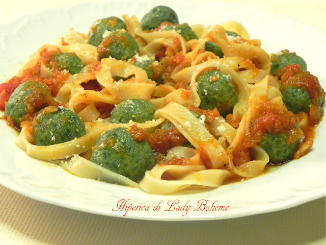 hiperica_lady_boheme_blog_di_cucina_ricette_gustose_facili_veloci_tagliatelle_con_polpettine_di_ricotta_e_spinaci