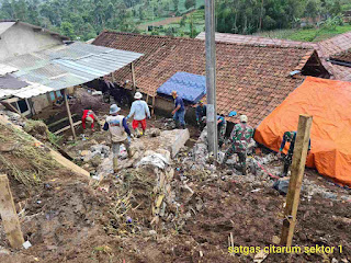Satgas Citarum Sektor 1 Bergotong Royong Bersama Forkopimcam dan Komponen Masyarakat Melaksanakan Kerja Bakti Pasca Banjir dan Longsor di Desa Cihawuk